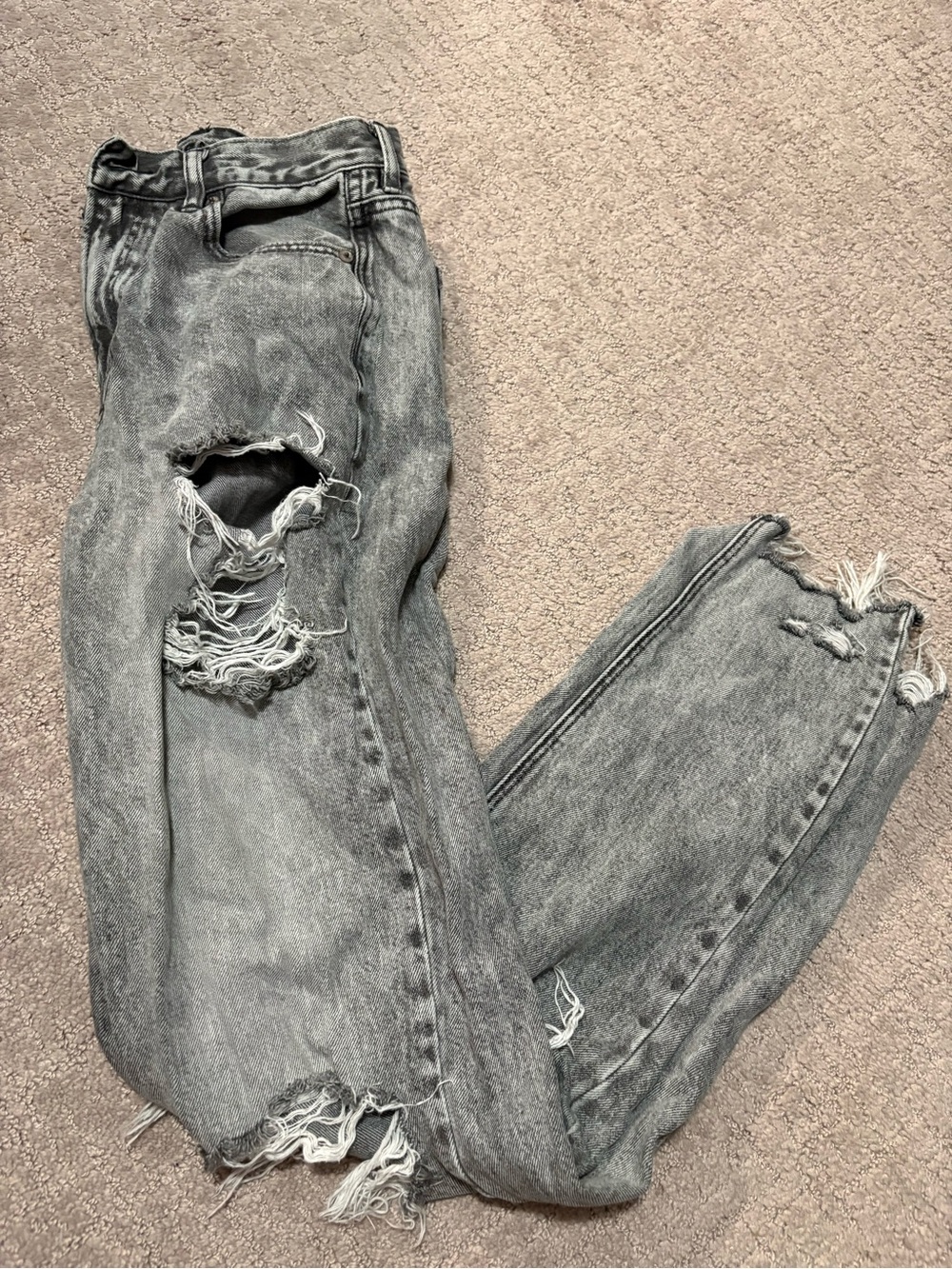 American Eagle Grey Distressed Women's Jeans - size 4 x Long